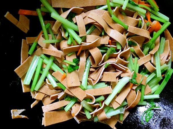 芹菜炒豆腐片步骤7