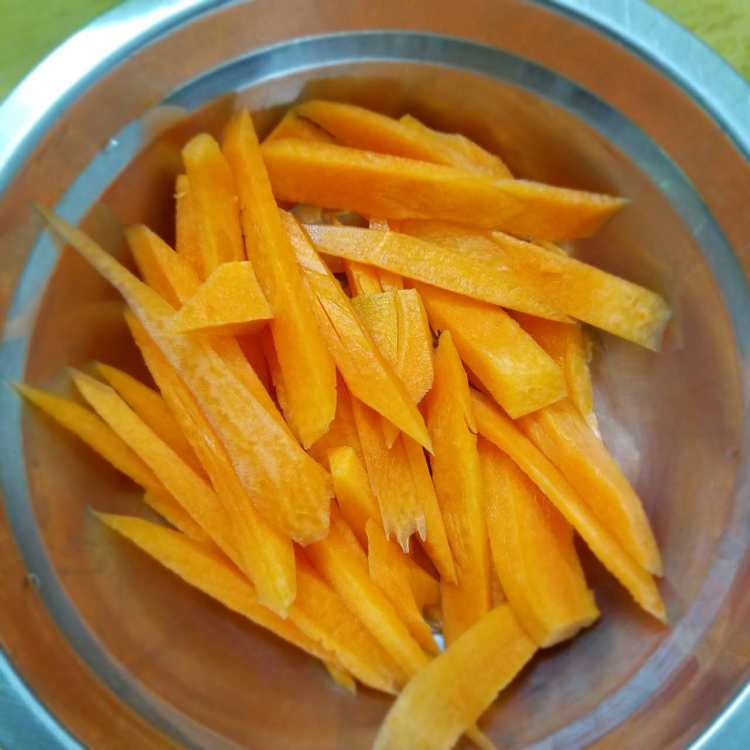 芹菜炒胡萝卜步骤2