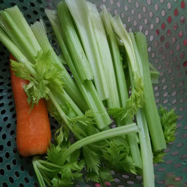 芹菜炒胡萝卜步骤1