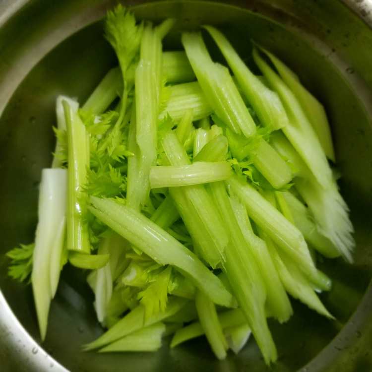 芹菜炒胡萝卜步骤3