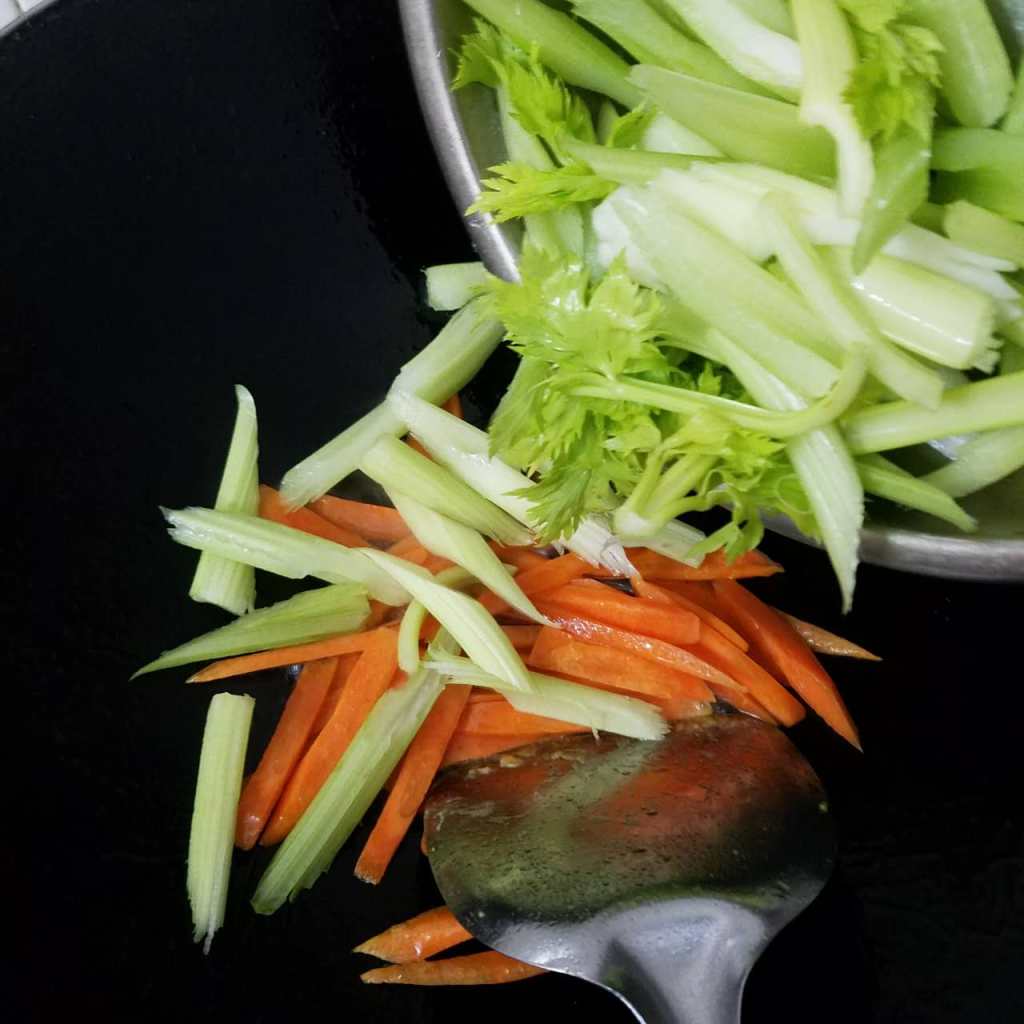 芹菜炒胡萝卜步骤5
