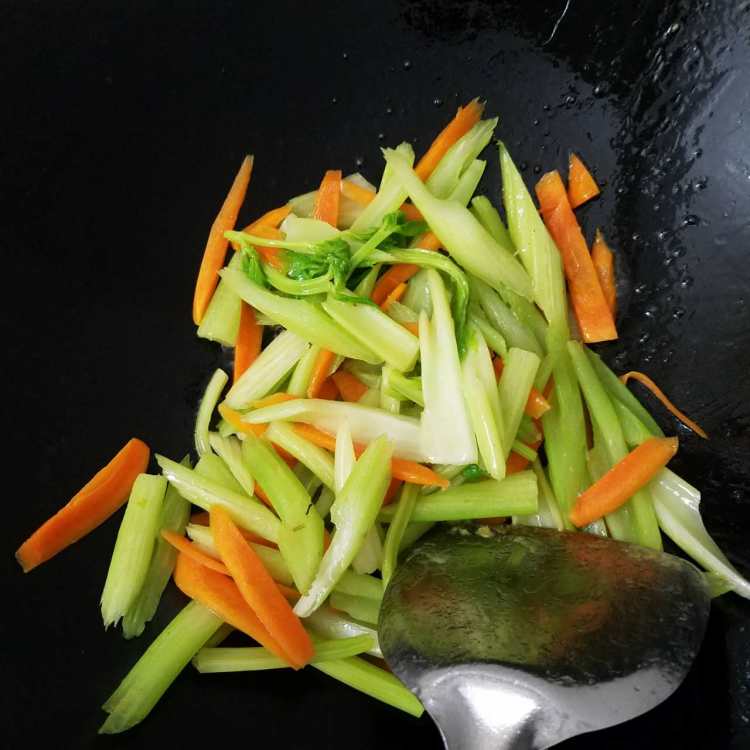 芹菜炒胡萝卜步骤7