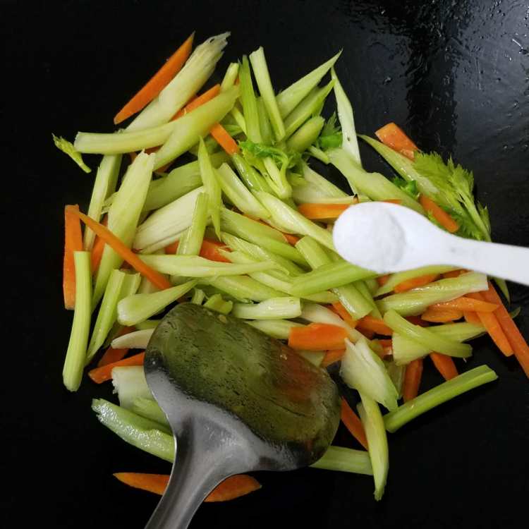 芹菜炒胡萝卜步骤6