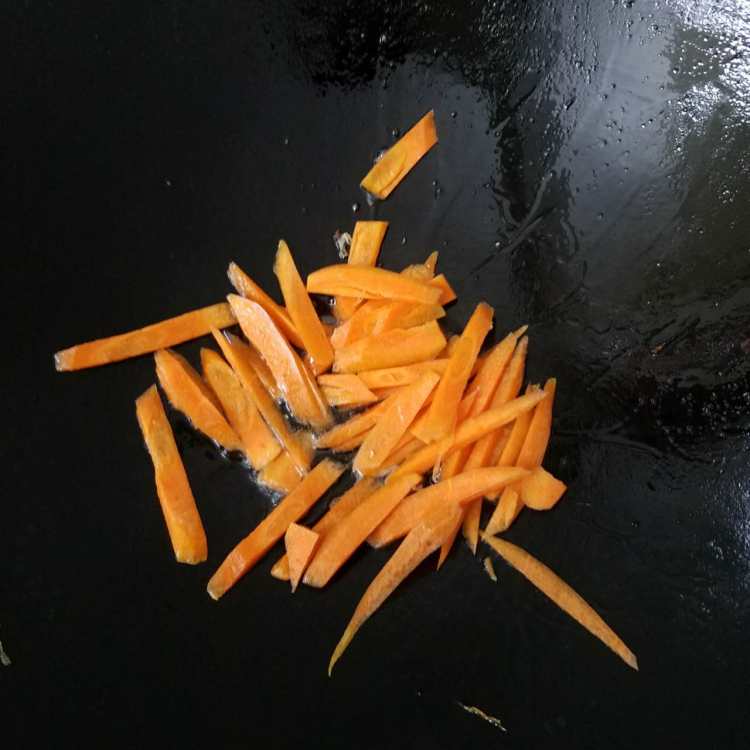 芹菜炒胡萝卜步骤4