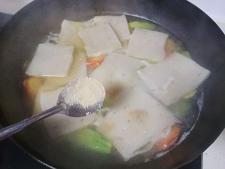 鱼糕炖莴苣步骤9