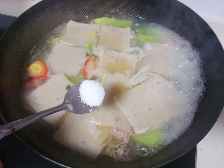 鱼糕炖莴苣步骤8