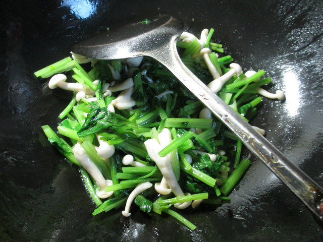 白玉菇炒芹菜步骤7
