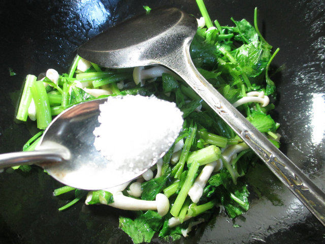 白玉菇炒芹菜步骤6
