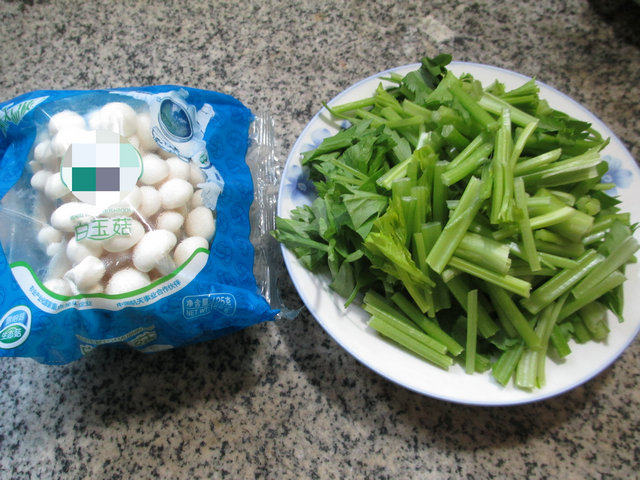 白玉菇炒芹菜步骤1