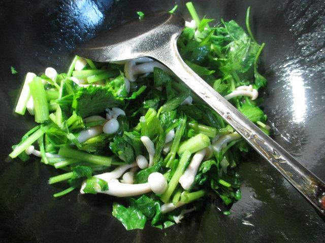 白玉菇炒芹菜步骤4