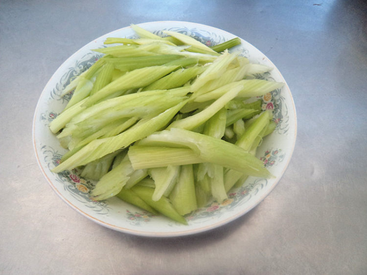 鱿鱼炒芹菜步骤2