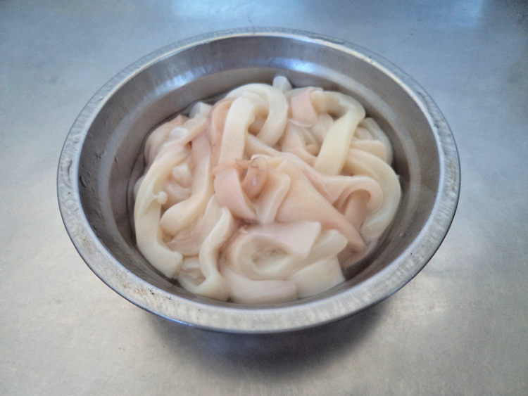 鱿鱼炒芹菜步骤3