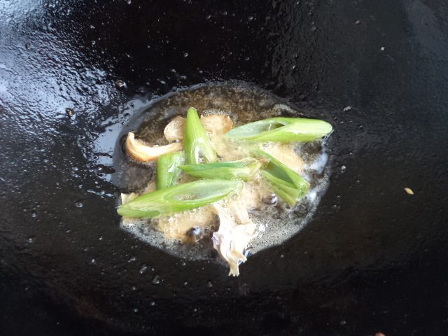 鱿鱼炒芹菜步骤5