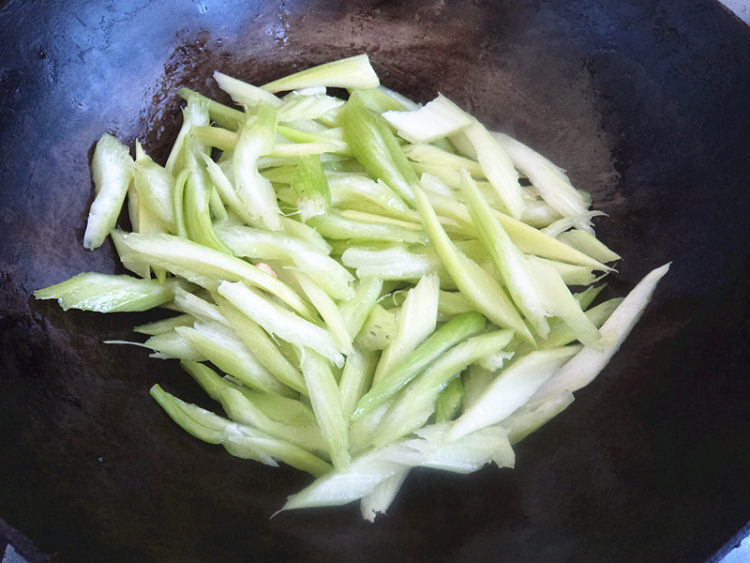 鱿鱼炒芹菜步骤6
