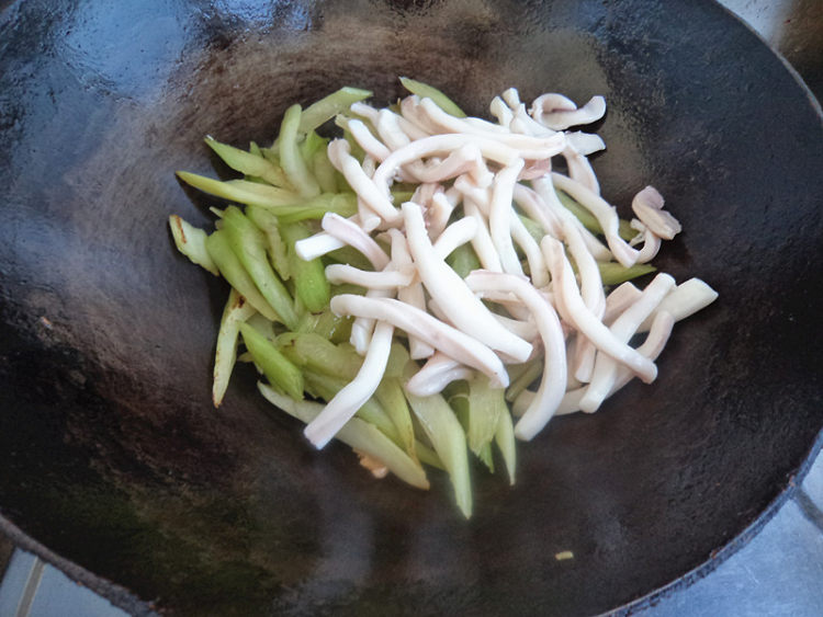 鱿鱼炒芹菜步骤7