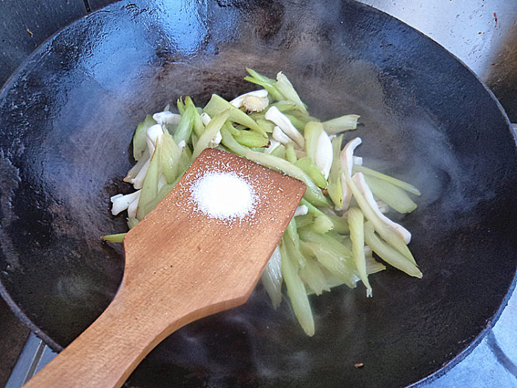 鱿鱼炒芹菜步骤8