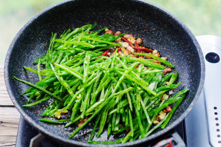 花生炒扁豆丝步骤5