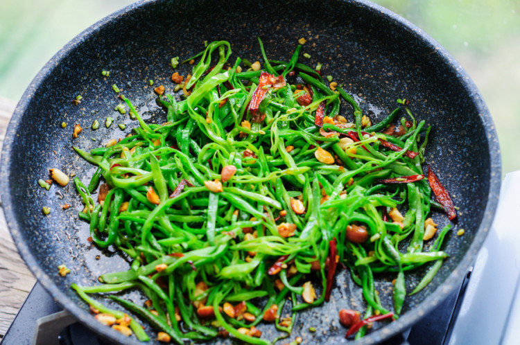 花生炒扁豆丝步骤6