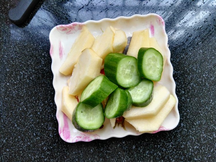 益生菌黄瓜苹果汁步骤2