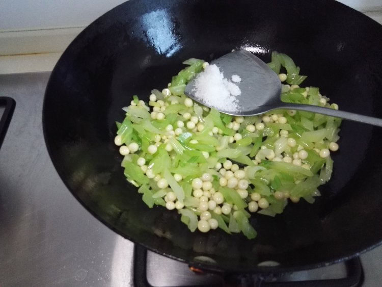 芹菜鸡头米步骤4