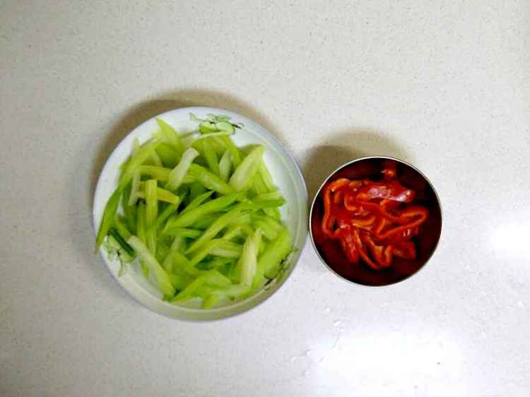 西芹炒木耳鸡蛋步骤3