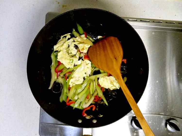 西芹炒木耳鸡蛋步骤9