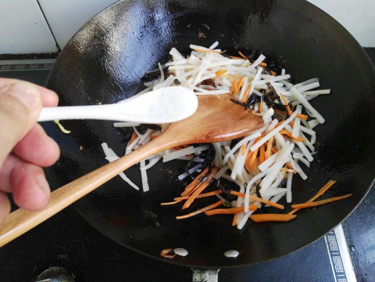 胡萝卜竹笋炒肉丝步骤8