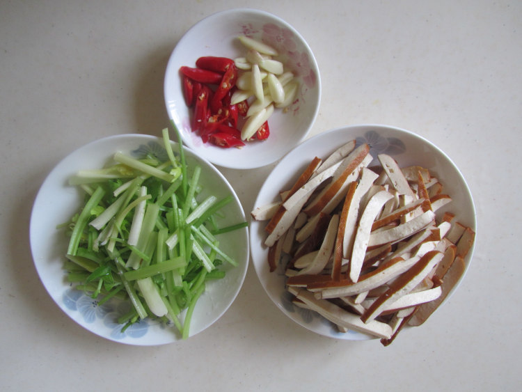香干炒芹菜步骤1