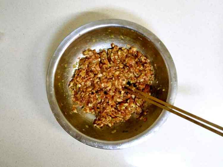 猪肉芹菜饺子步骤2