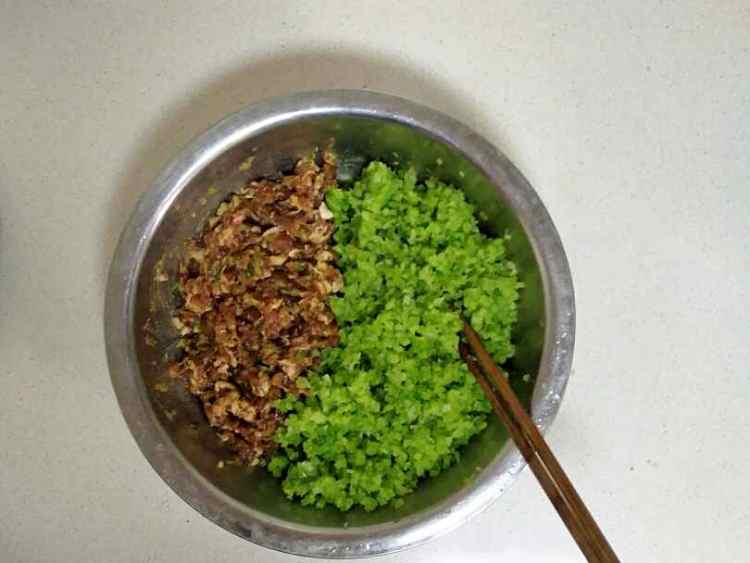 猪肉芹菜饺子步骤6