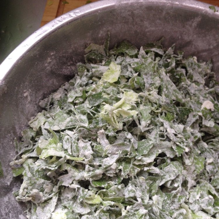 粉蒸芹菜叶步骤3