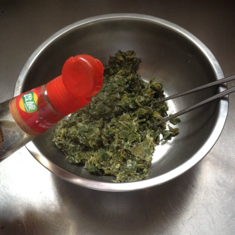 粉蒸芹菜叶步骤6