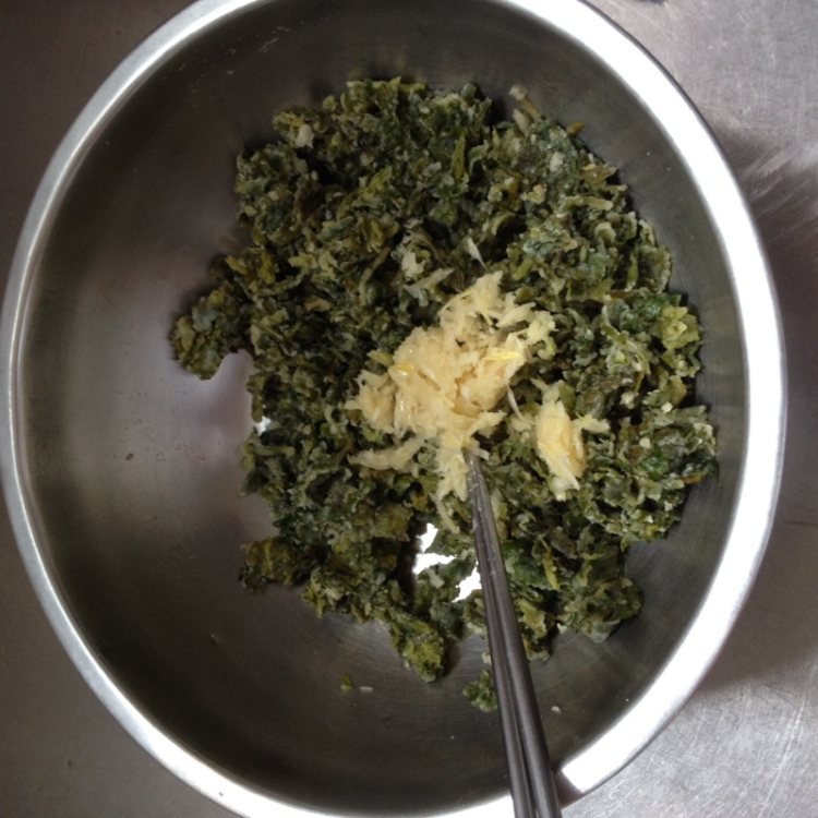 粉蒸芹菜叶步骤7