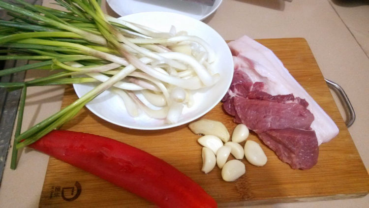 荞菜炒肉步骤1