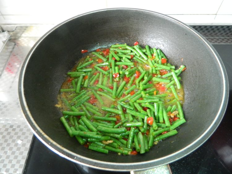 剁椒豆角炒肉步骤7
