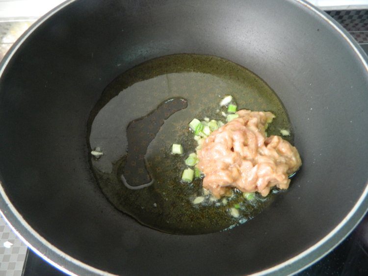 剁椒豆角炒肉步骤3