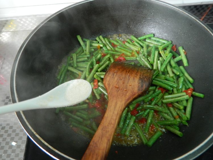 剁椒豆角炒肉步骤6
