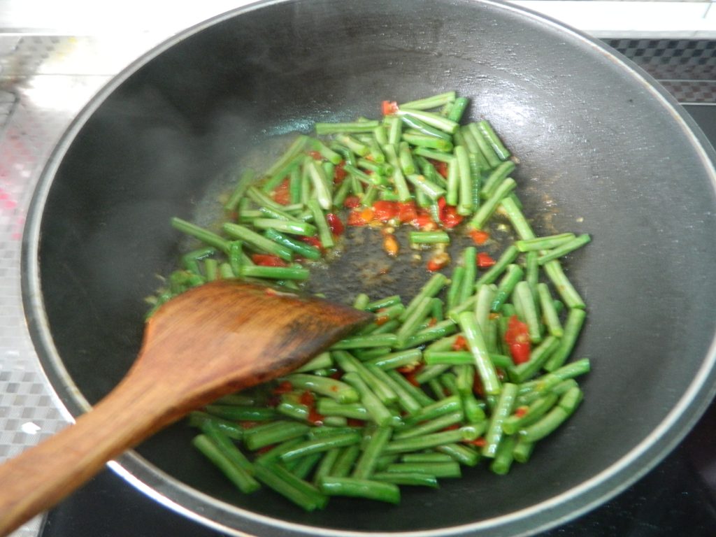 剁椒豆角炒肉步骤5