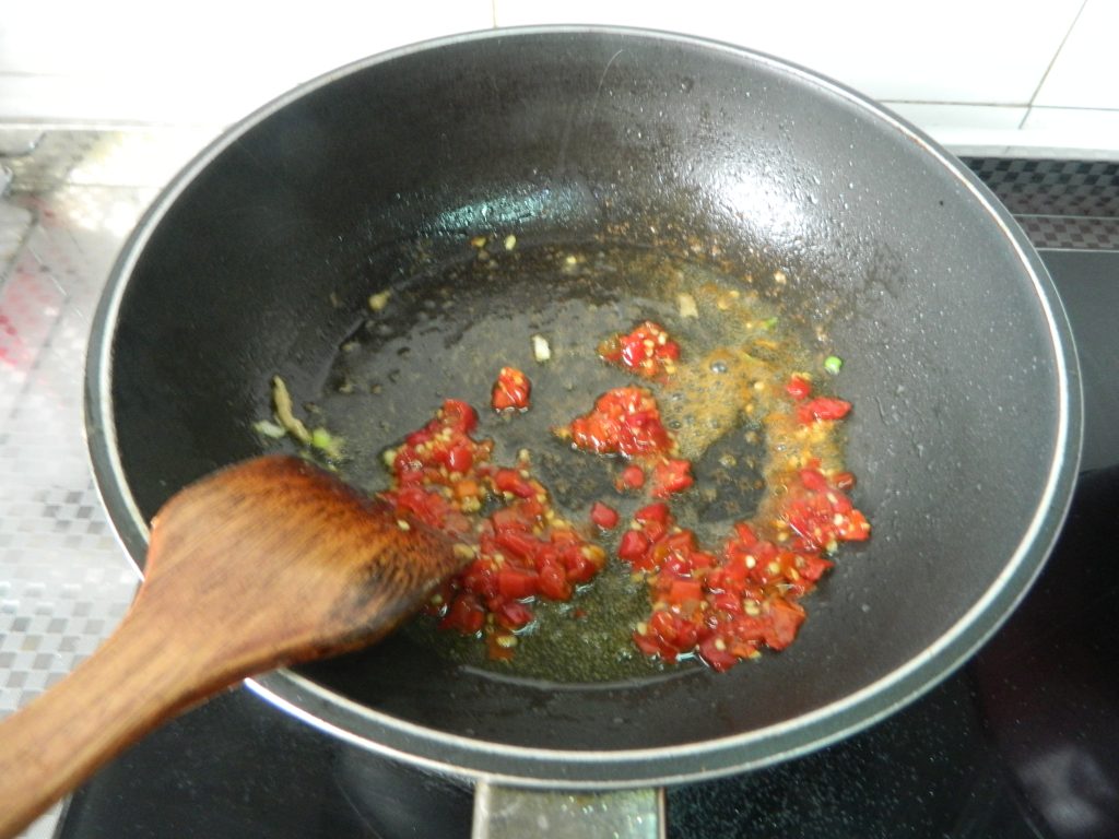 剁椒豆角炒肉步骤4