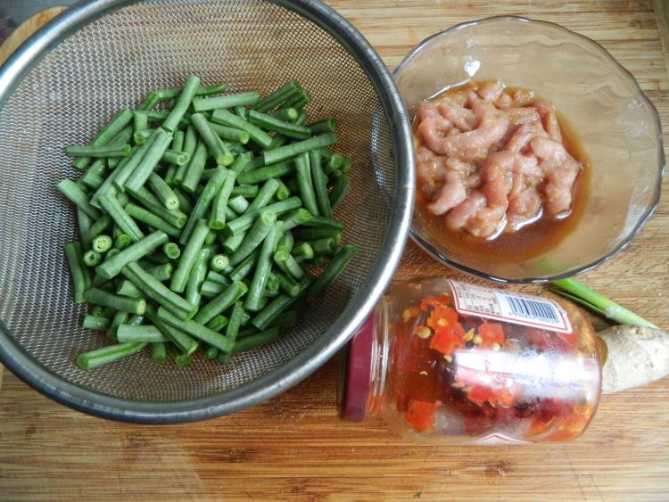 剁椒豆角炒肉步骤1