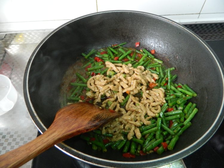 剁椒豆角炒肉步骤8