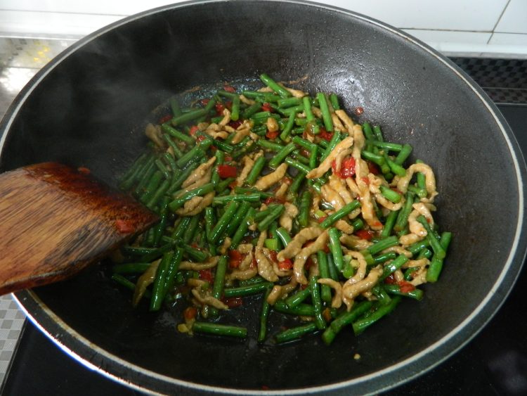 剁椒豆角炒肉步骤9