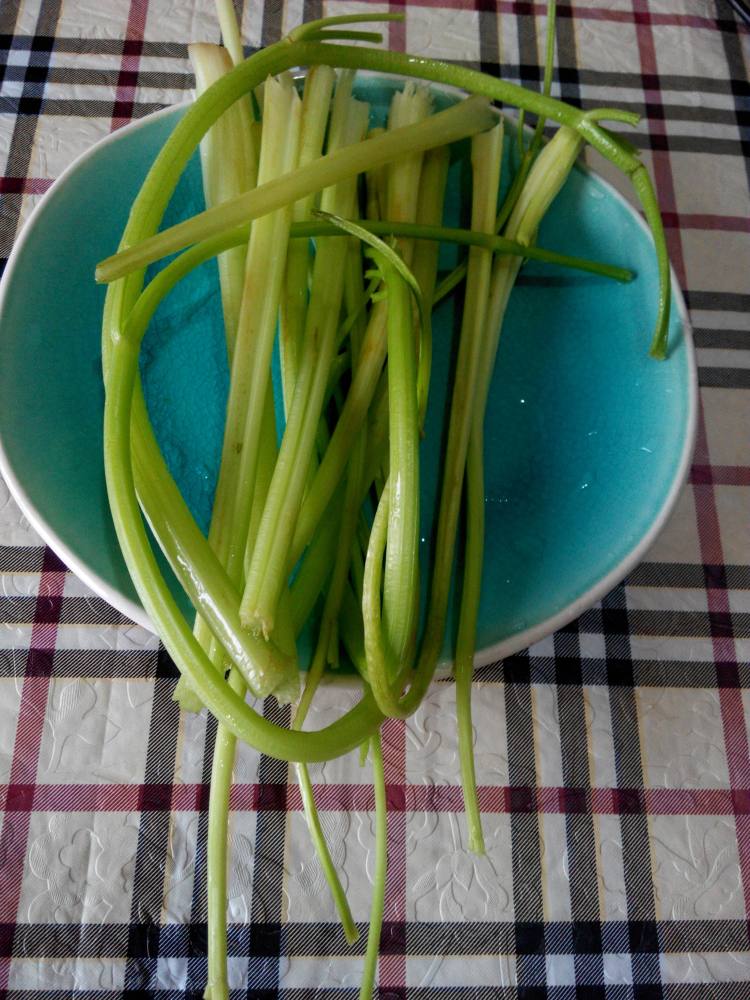 芹菜炝花生步骤1