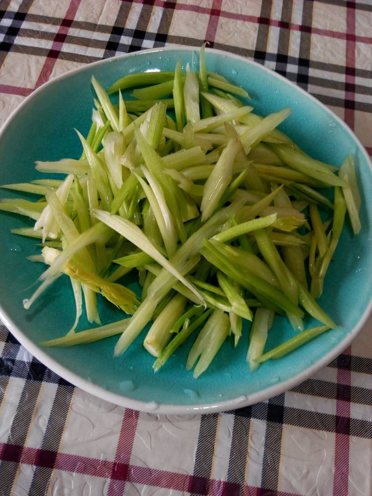 芹菜炝花生步骤3