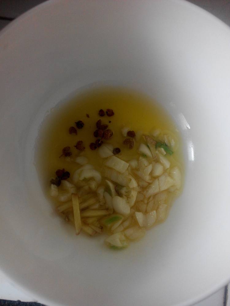 芹菜炝花生步骤5