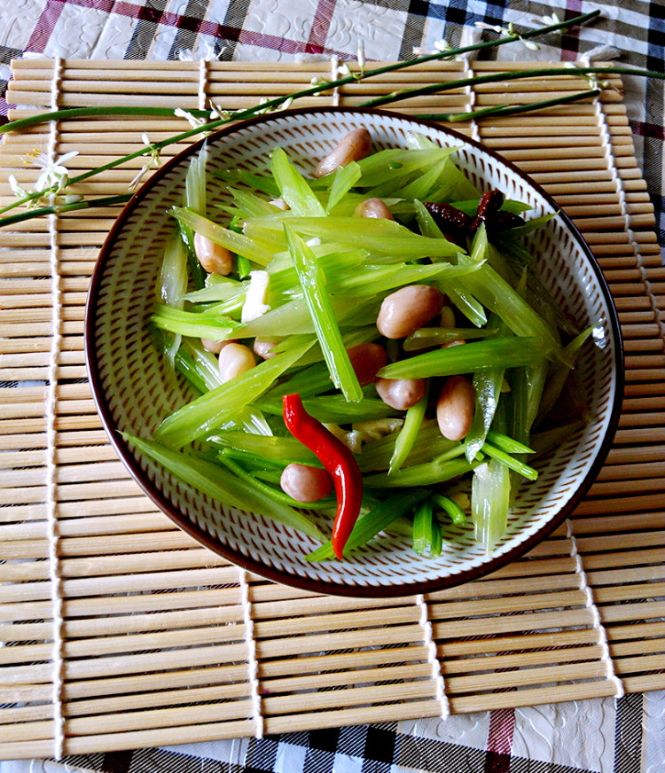 芹菜炝花生步骤7