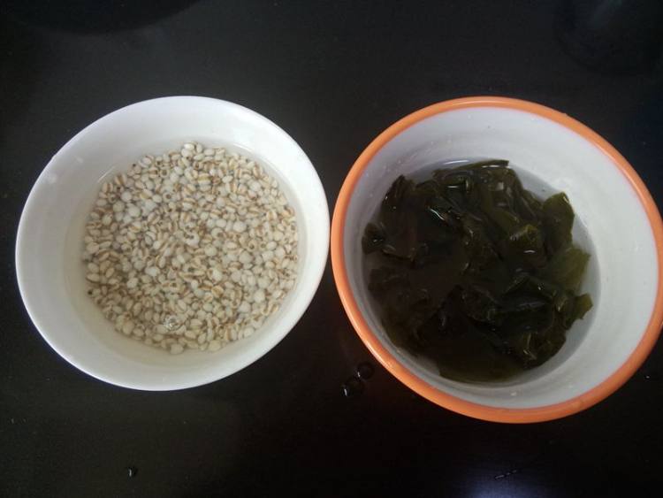 螺旋藻薏米排骨煲步骤2