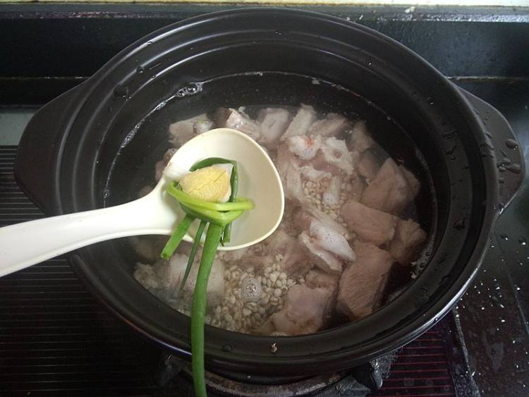 螺旋藻薏米排骨煲步骤6