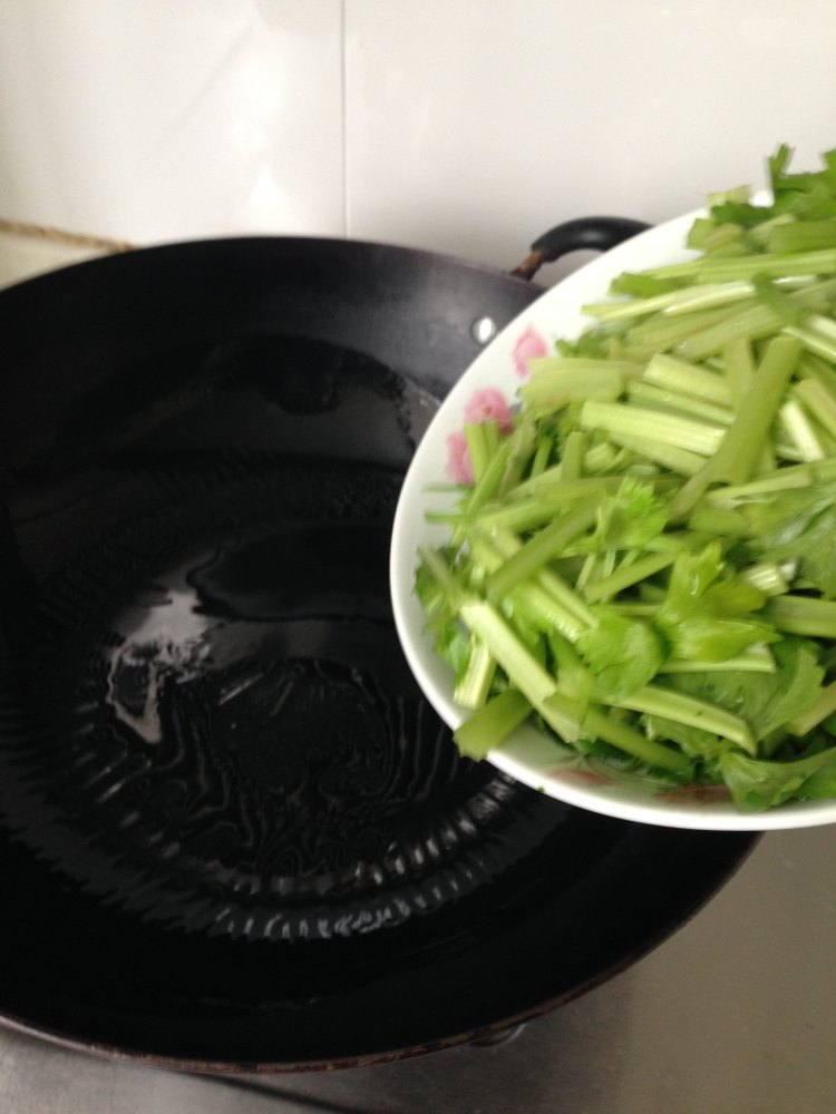 清炒芹菜步骤4