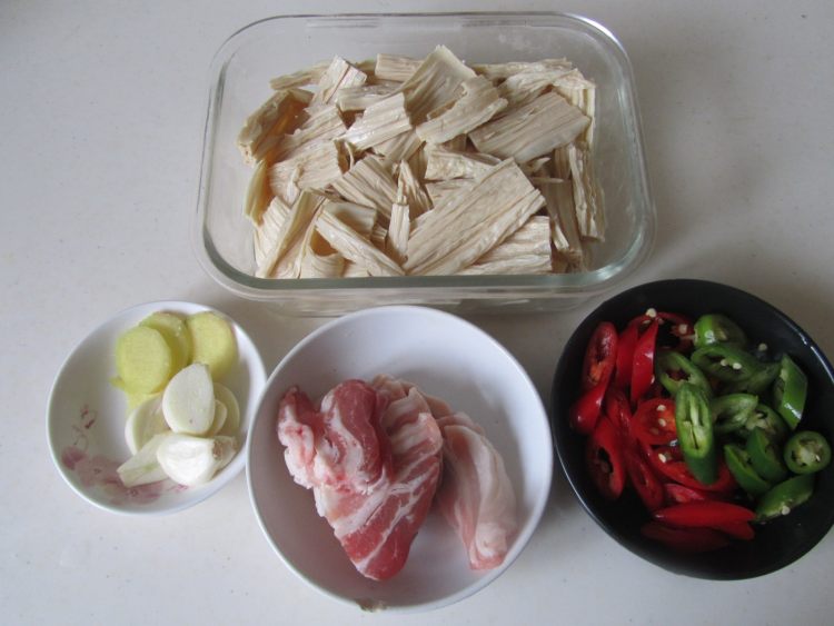 腐竹焖五花肉步骤1